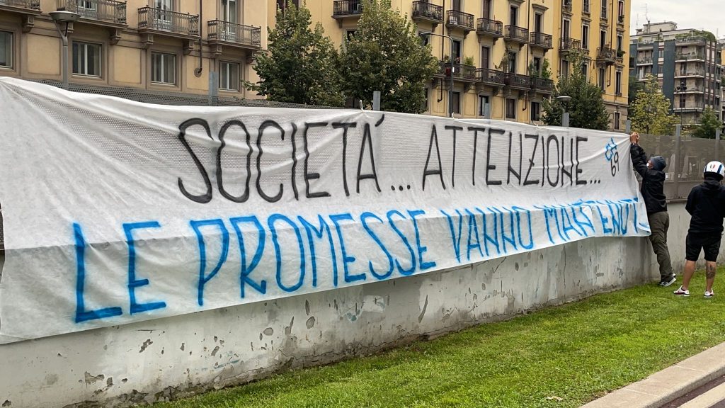 Lukaku, striscione della Curva Nord