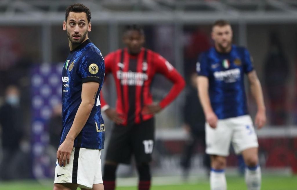 milan inter striscione calhanoglu