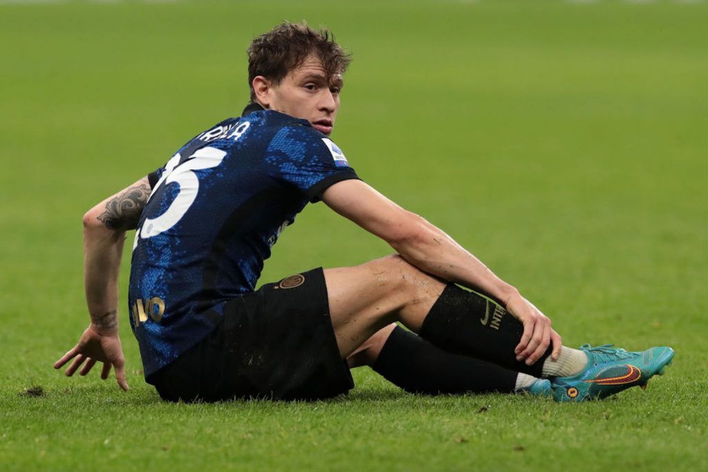 Nicolò Barella seduto in mezzo al campo