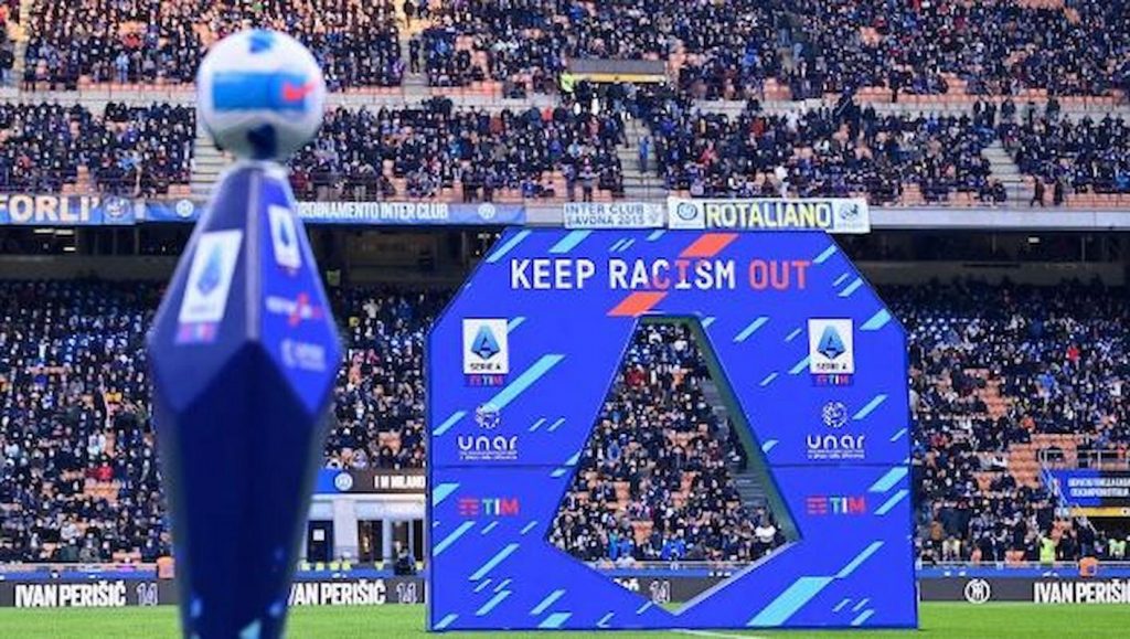 SERIEA PALLONE RAZZISMO (1)