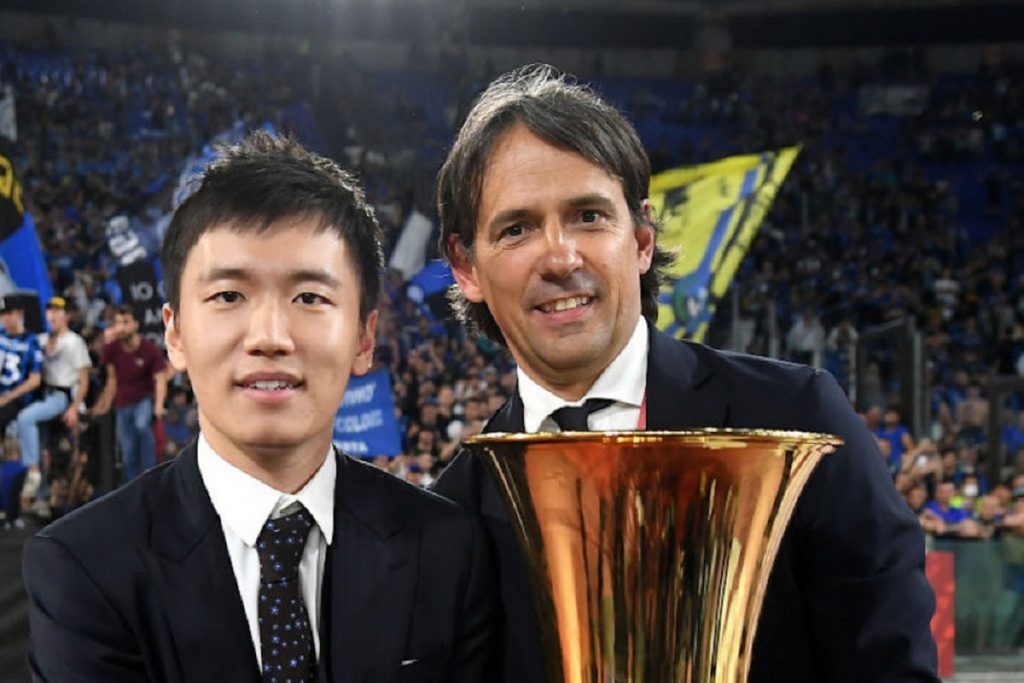 Simone Inzaghi e Steven Zhang con la Coppa Italia in mano