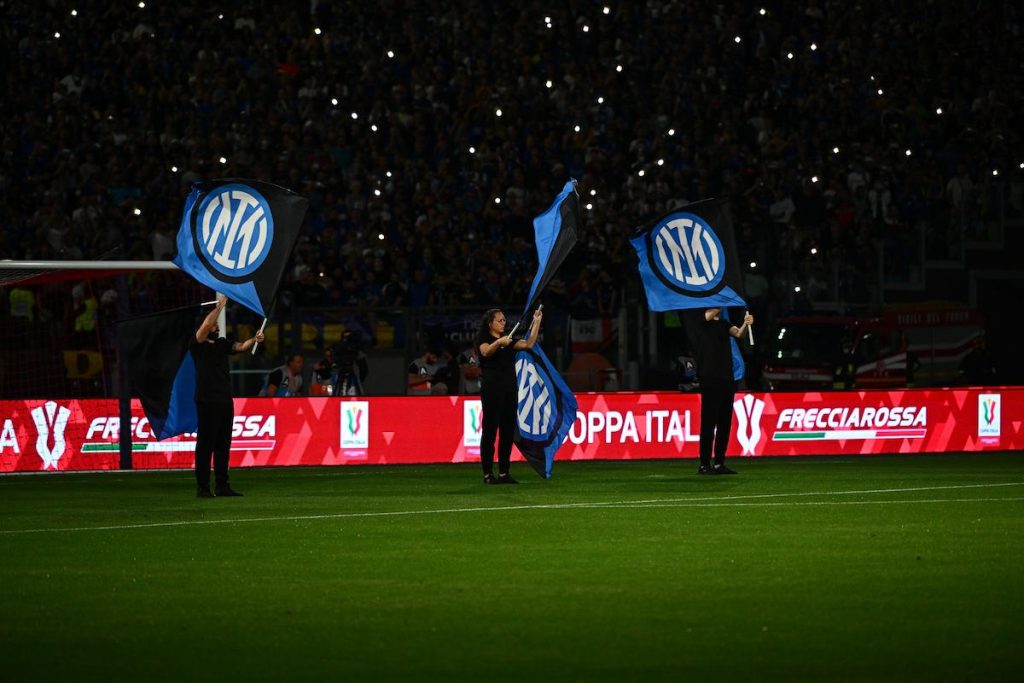 Inter, bandiere e loghi