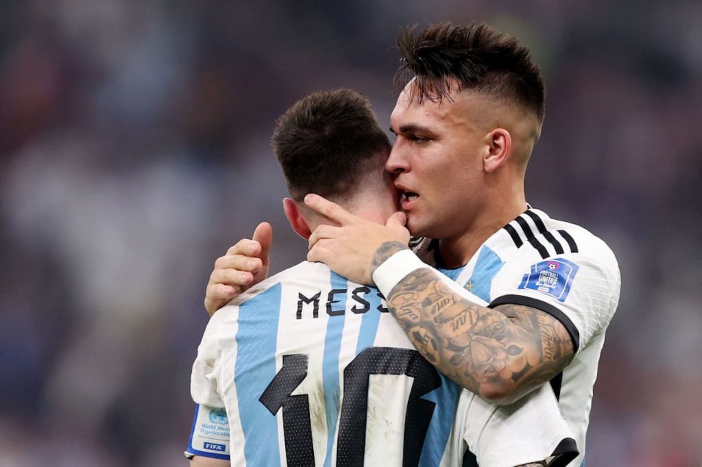 lautaro abbraccia messi finale mondiale