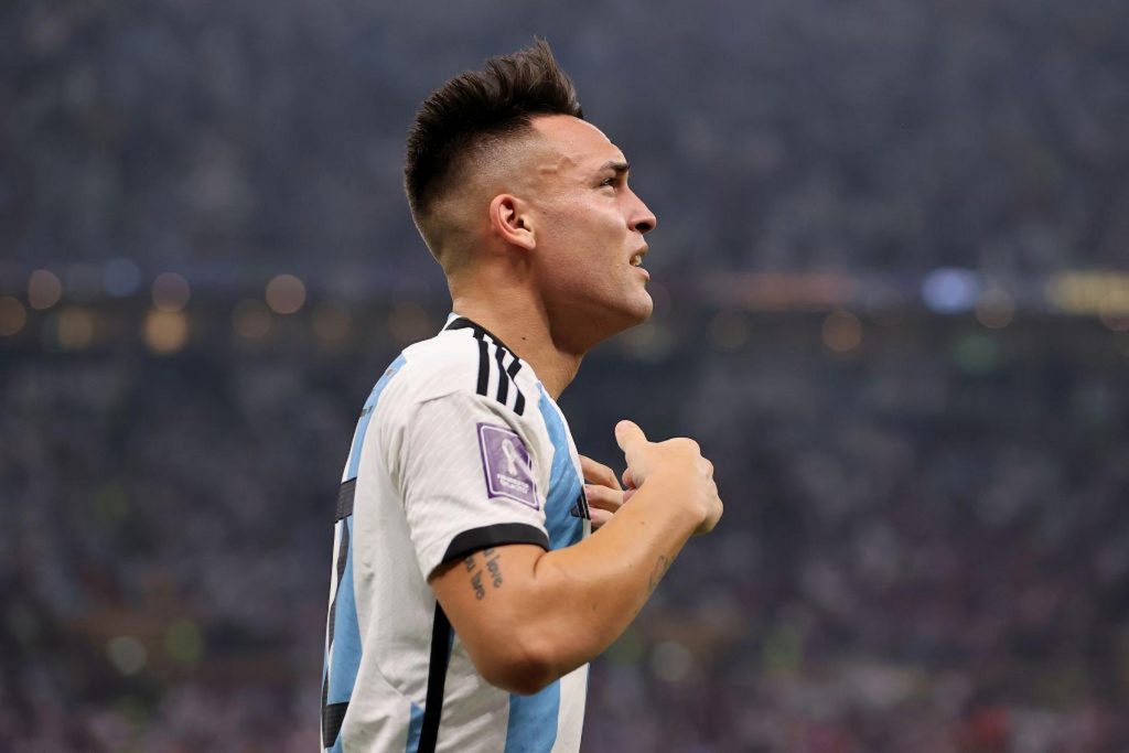 zhang celebra lautaro (2)