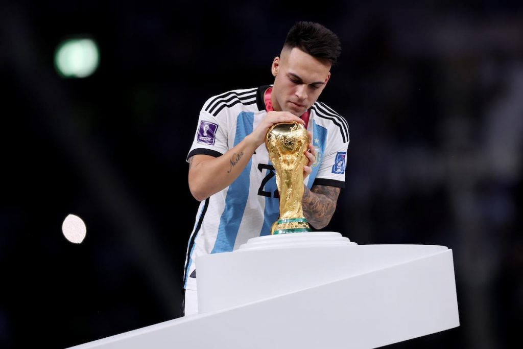 Lautaro con la coppa