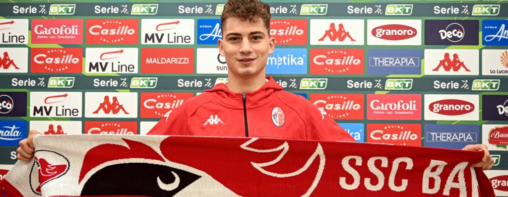 Esposito con la maglia del Bari