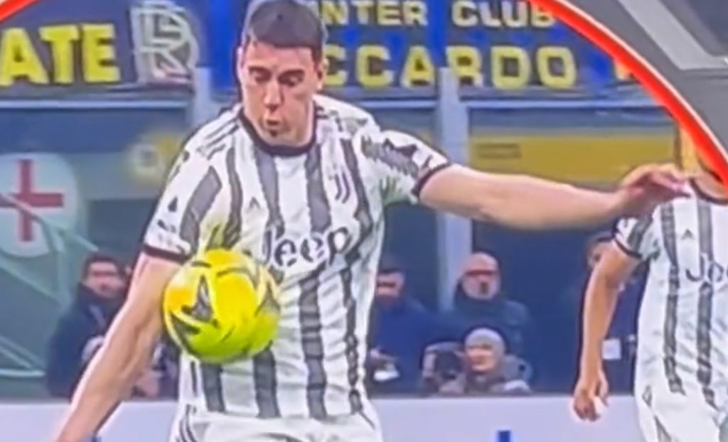 Vlahovic controlla di braccio