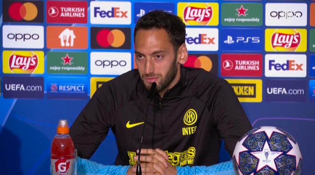 Calhanoglu in conferenza a Istanbul