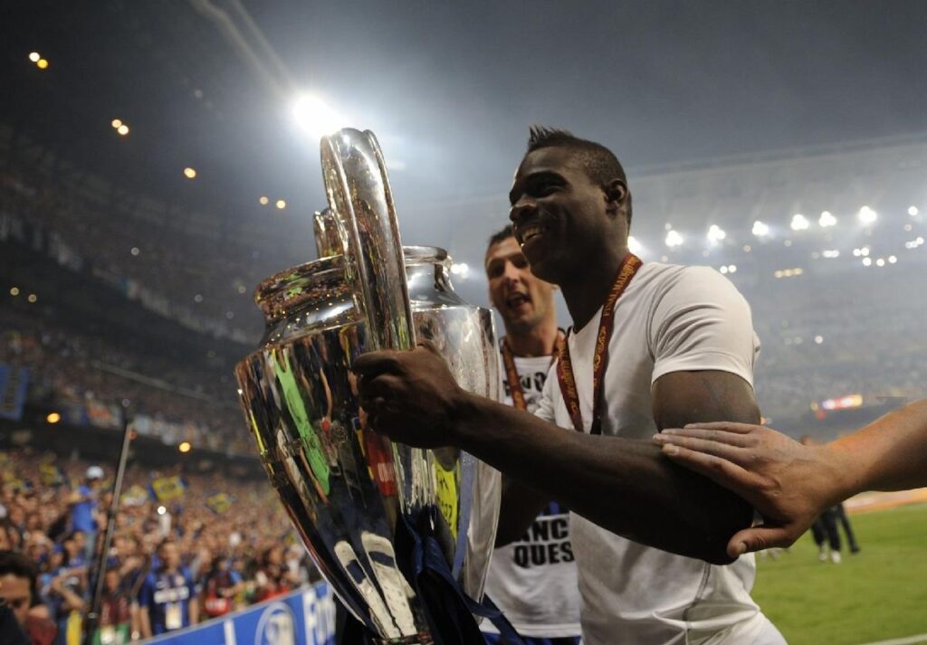 Balotelli con la Champions dell'Inter