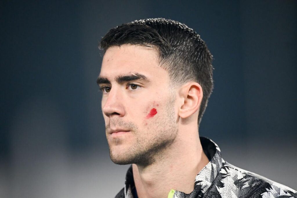rosso alla violenza vlahovic (1)