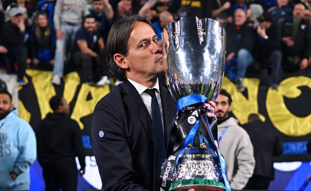 Inzaghi bacia la coppa