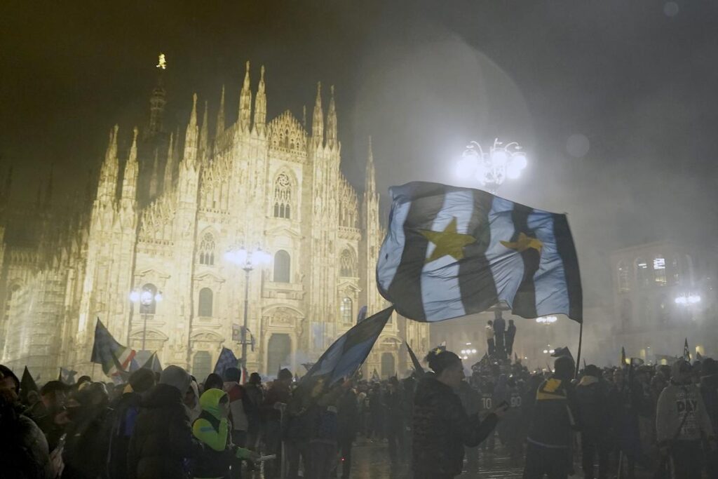 Tifosi in piazza Duomo