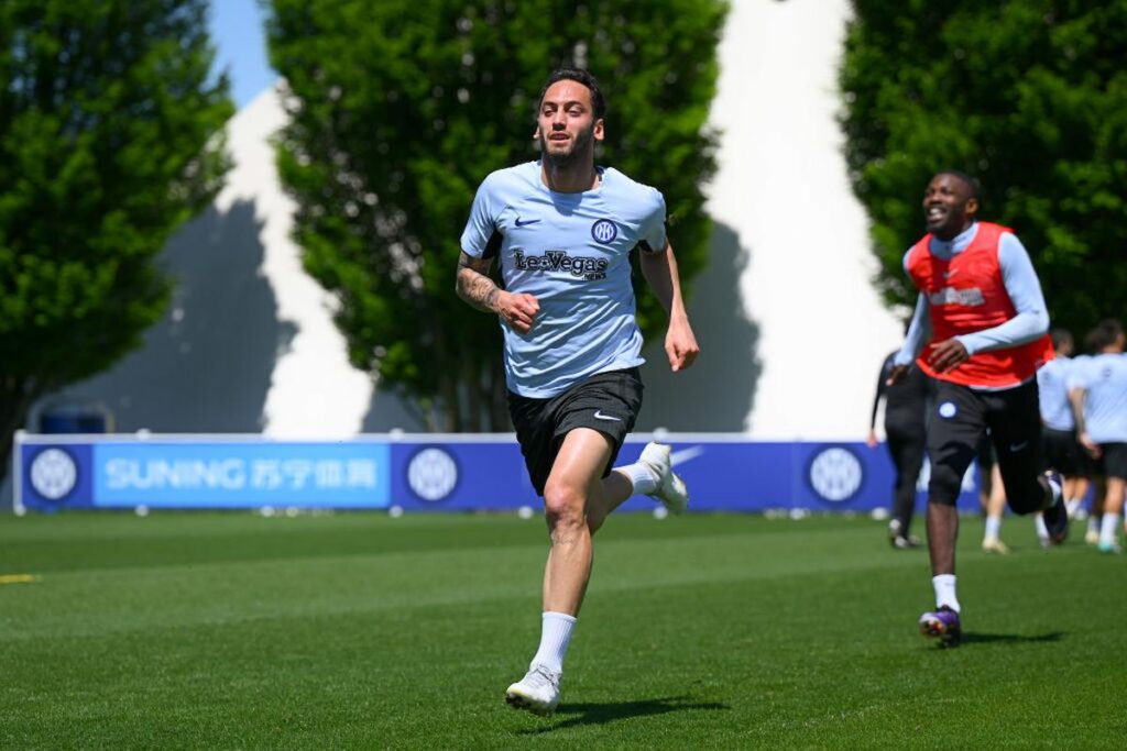 calhanoglu allenamento pinetina