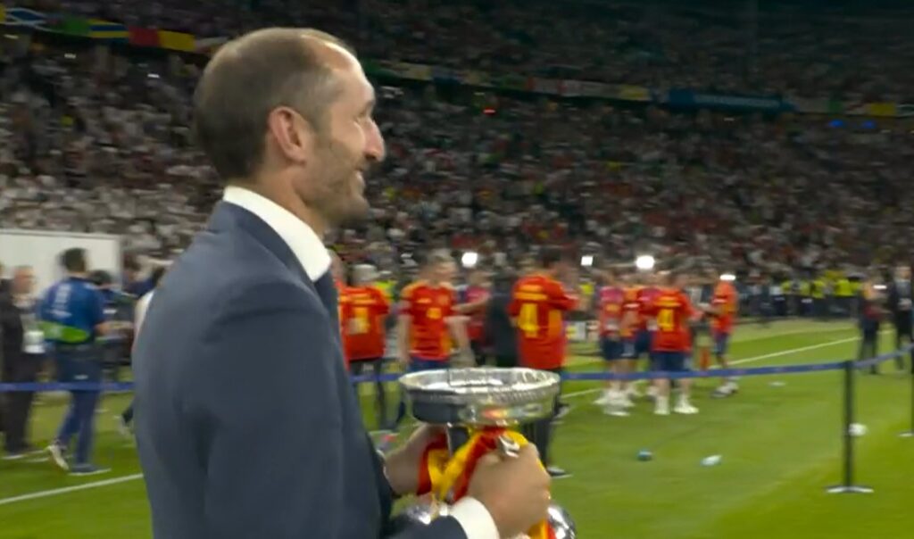 chiellini riconsegna la coppa