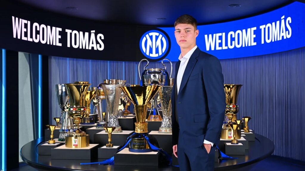 FC-Internazionale-Unveil-New-Signing-Tomas-Palacios-crop