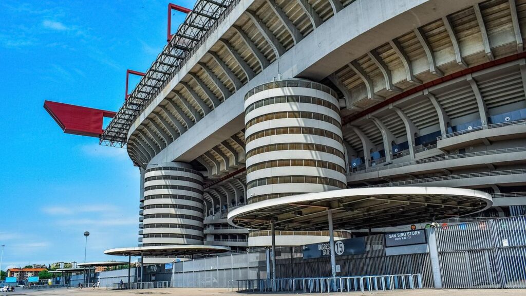 Stadio, si accelera