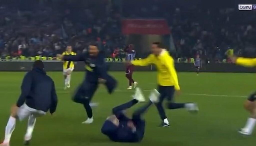 mourinho si rotola (1)