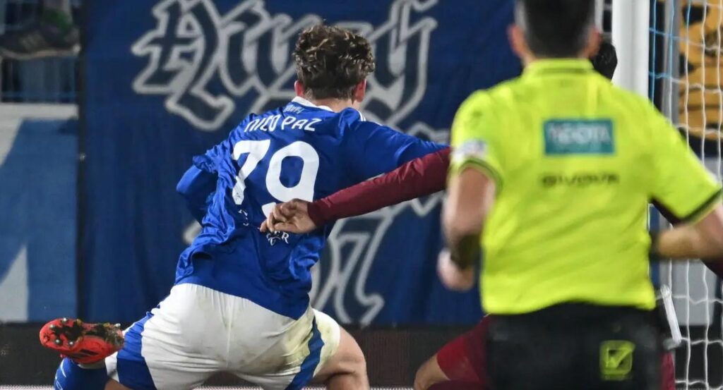 Nico Paz of Calcio Como scores a goal during the Italian Serie A football match between Calcio Como and AS Roma