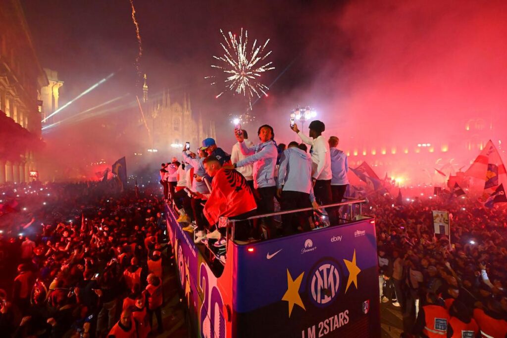 inter pullman vittoria scudetto piazza duomo