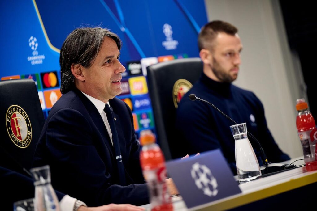 Stefan De Vrij of FC Internazionale and Head Coach Simone Inzaghi of FC Internazionale
