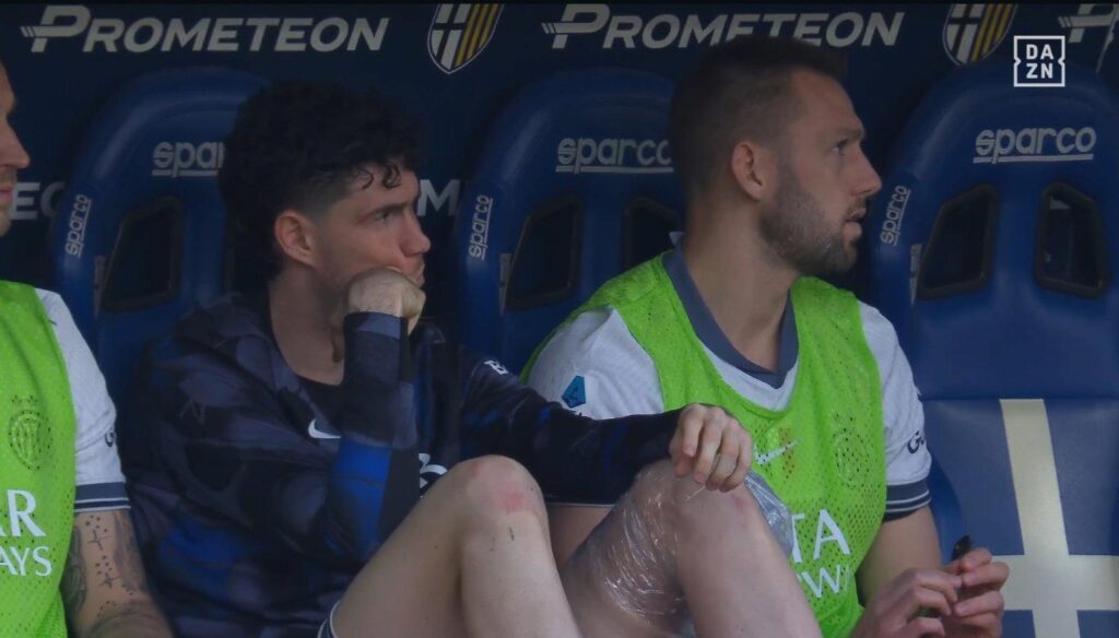 Inter, Bastoni sostituito per un fastidio al ginocchio sinistro