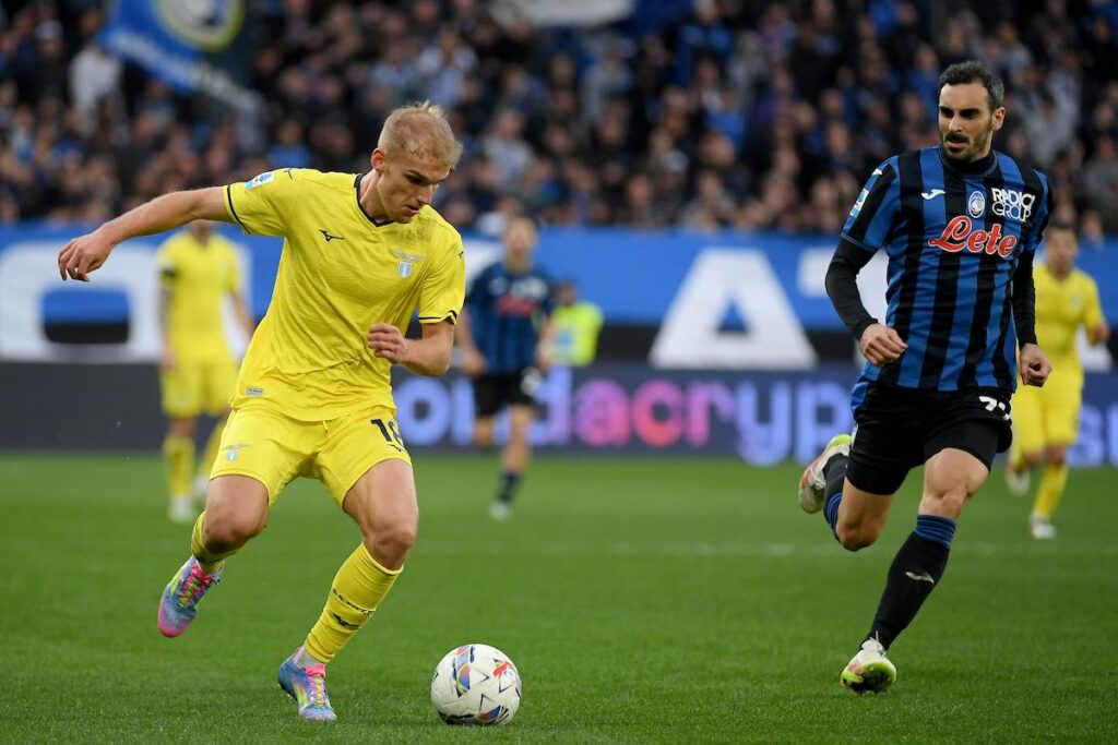 Gustav Isaksen of SS Lazio compete for the ball with Davide Zappacosta