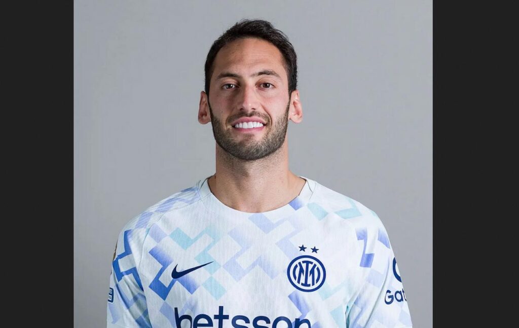Calhanoglu nuova maglia
