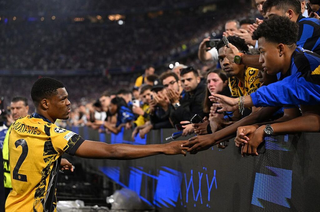 psg inter dumfries abbraccia i tifosi