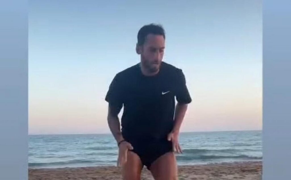 calhanoglu si allena in riva al mare