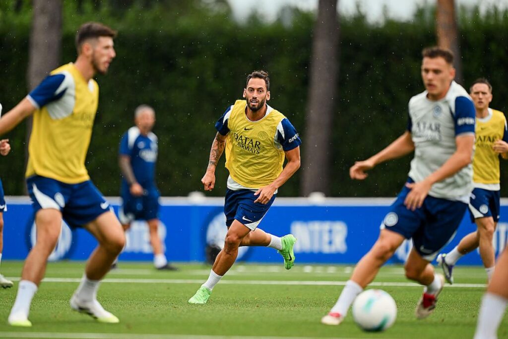 calhanoglu allenamento pinetina