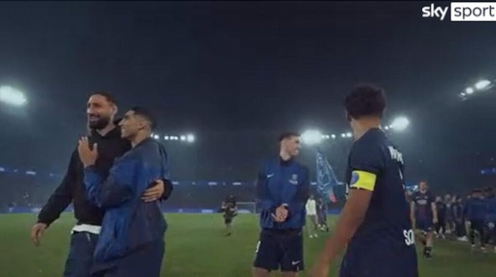 donnarumma saluta psg (1)