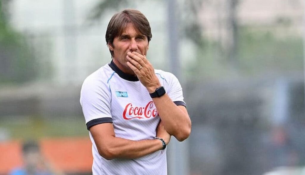 conte osserva napoli (1)