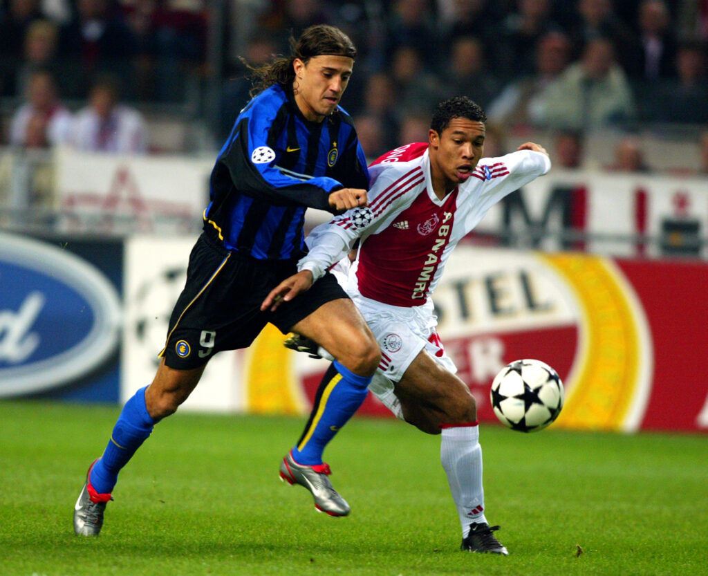 Hernan Crespo of Inter Milan and Jean-Paul De Jong of Ajax