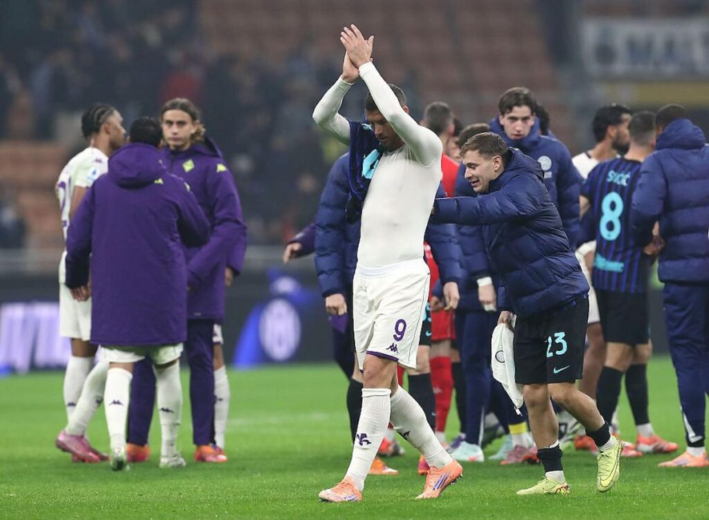 barella spinge dzeko a raccogliere applauso inter