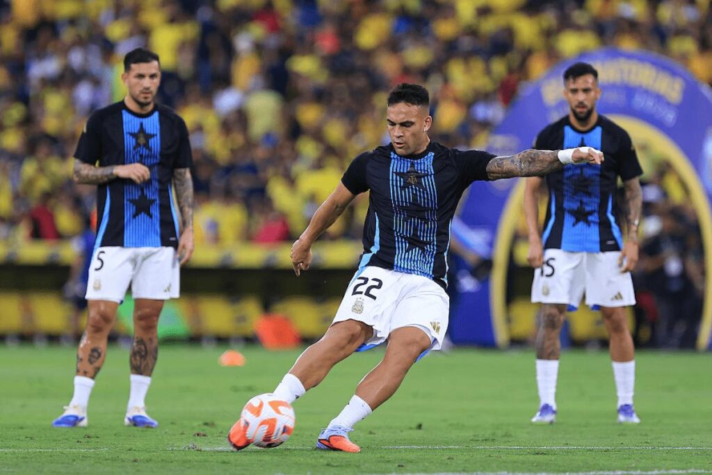 lautaro martinez riscaldamento argentina