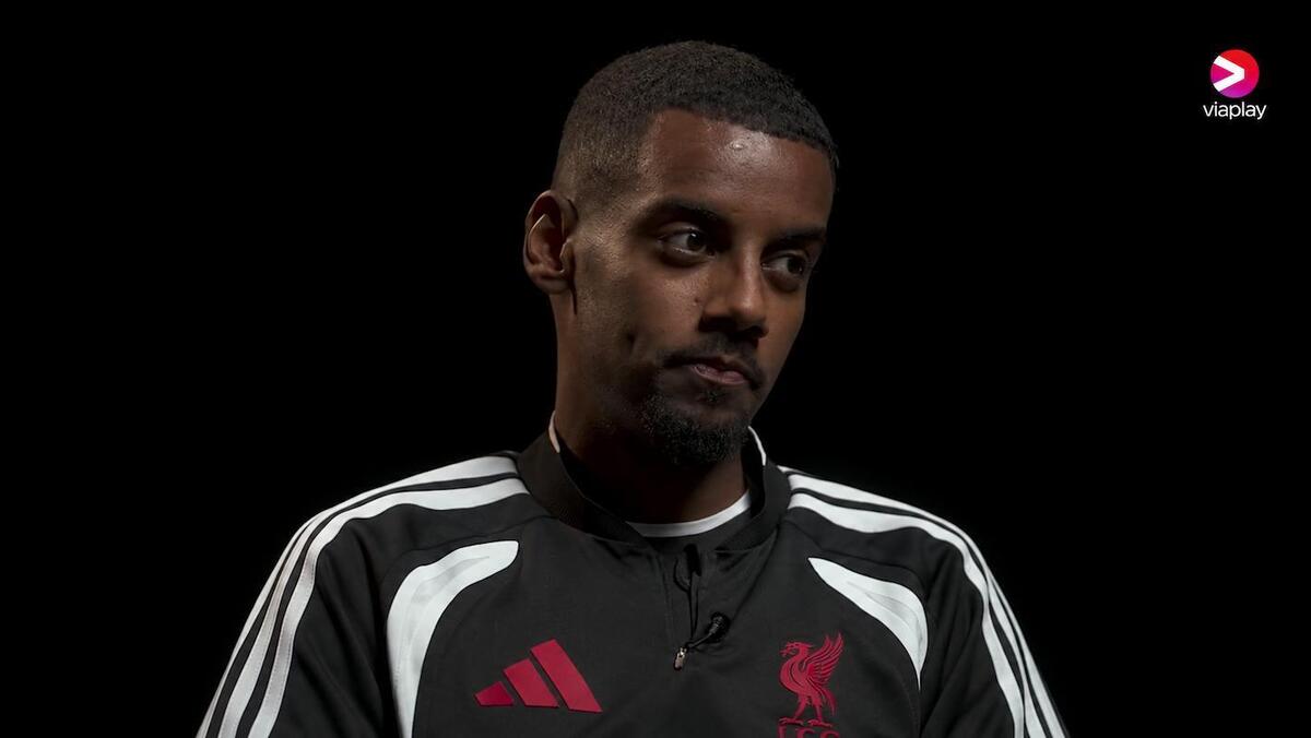 Alexander Isak si presta a una serie di domande