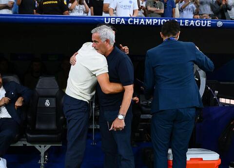 MADRID CHIVU VS MOURINHO abbraccio