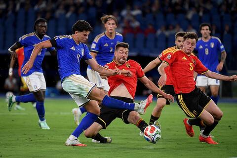 italia esposito sullo sfondo