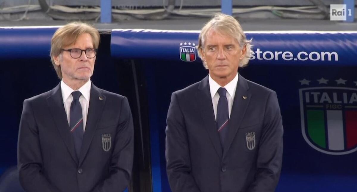 mancini e oriali durante il minuto di silenzio per mazzola