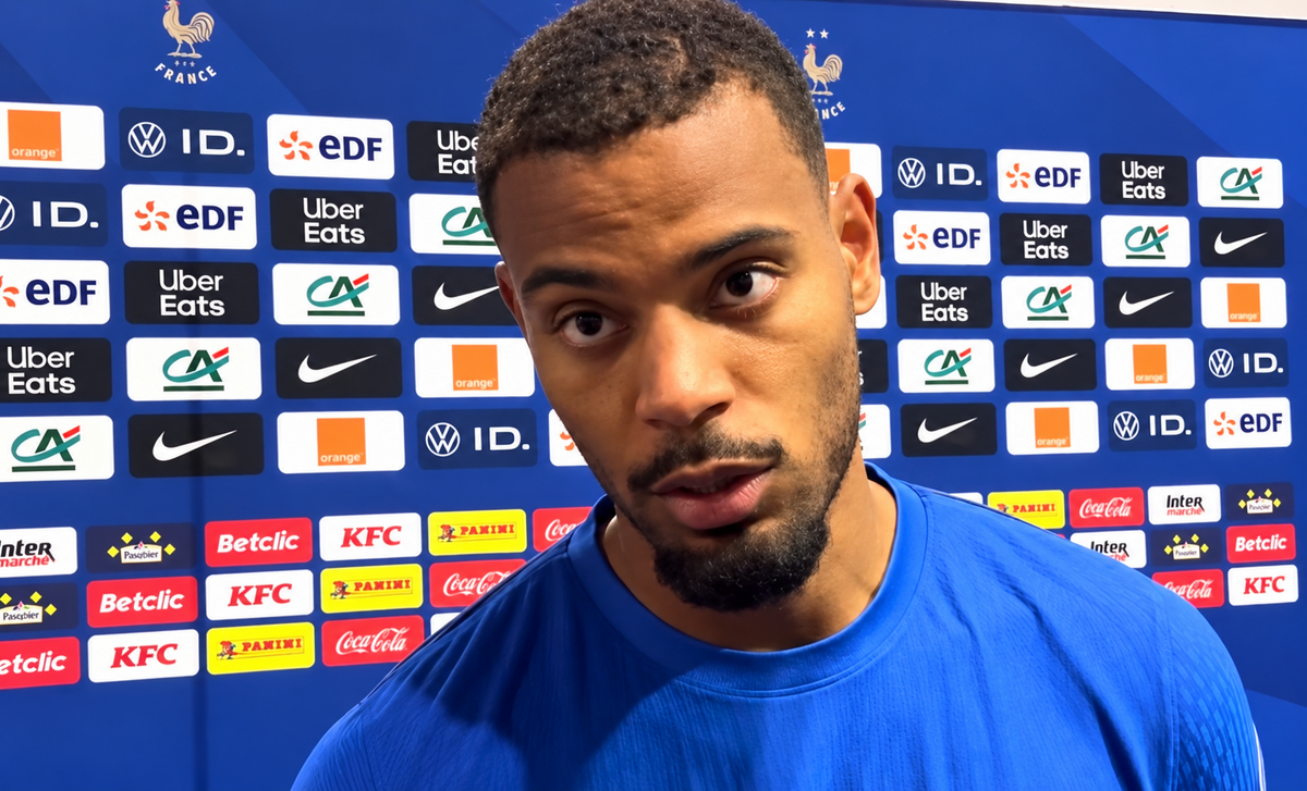 Intervista sportiva davanti ai loghi francesi