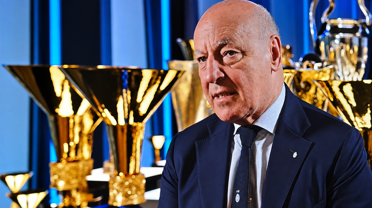 Ritratto in studio tra i trofei d’oro