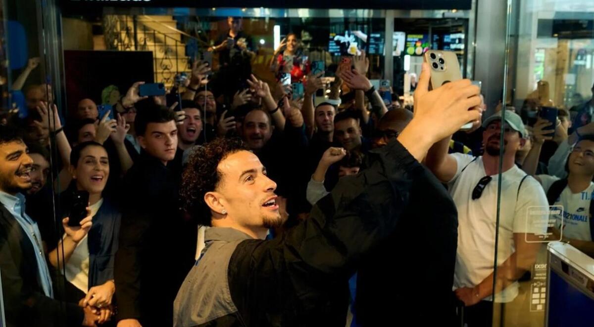 curtis jones foto tifosi san babila