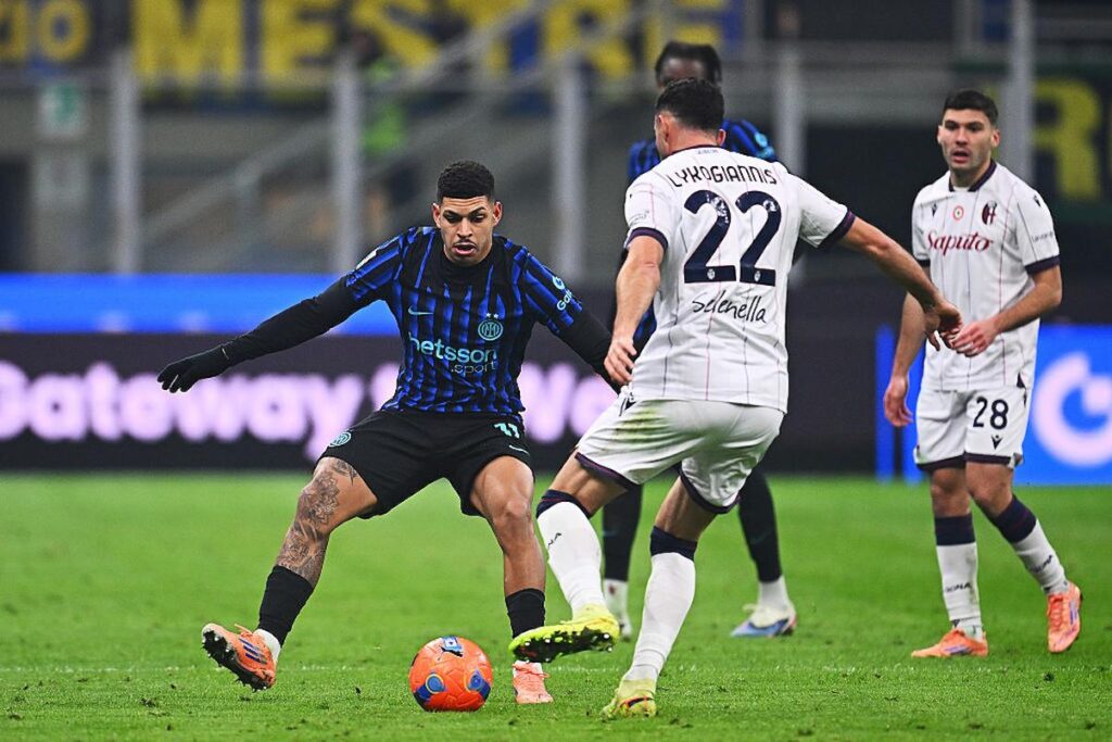 luis henrique in campo con il bologna