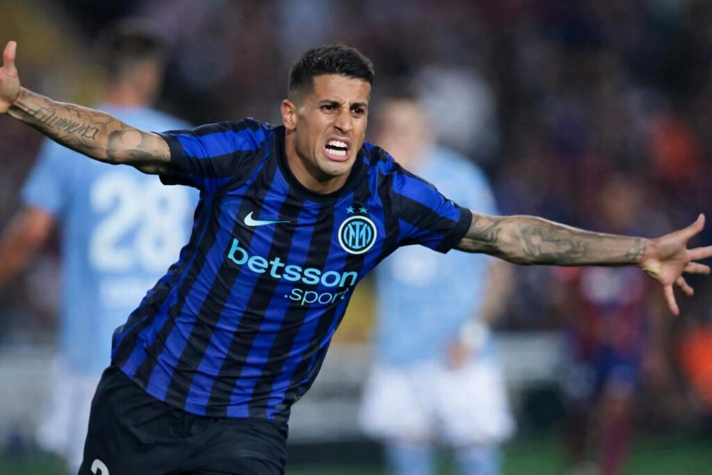 Cancelo in azione con l'Inter