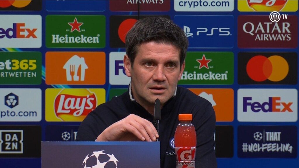Chivu e i sassolini