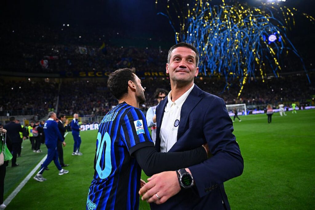 chivu abbraccia calhanoglu scudetto inter