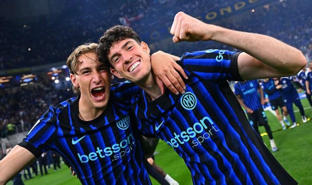 bastoni esposito posa scudetto (1)