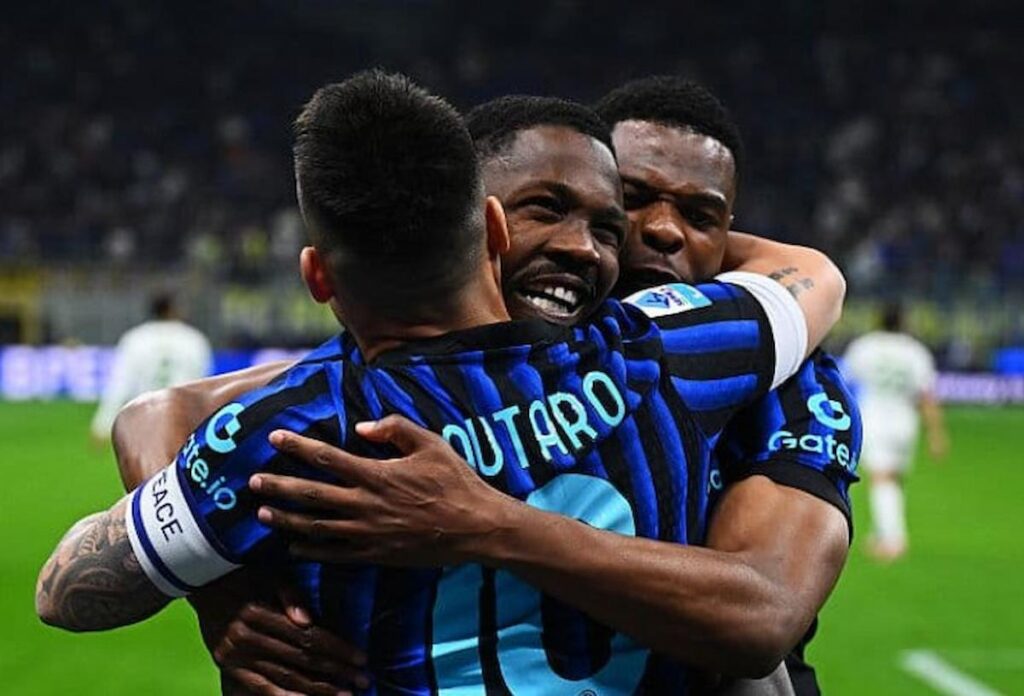 abbraccio scudetto thuram lautaro dumfries (1)