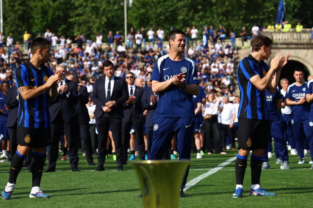 Chivu con i trofei