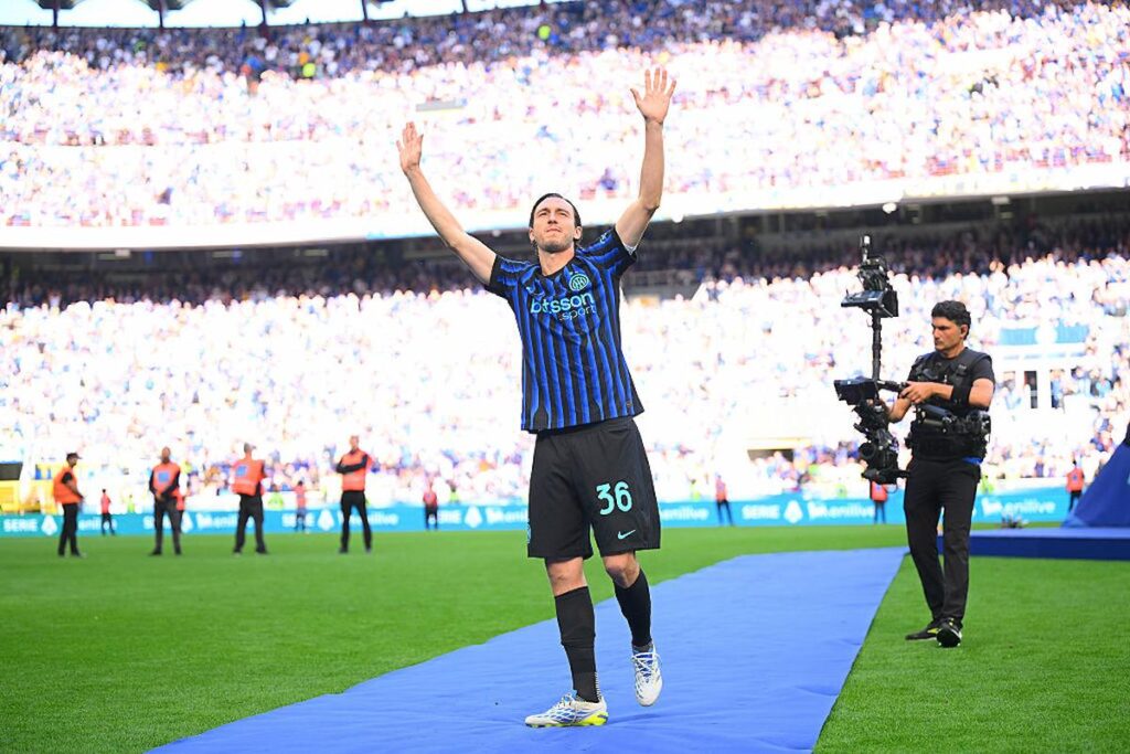 DARMIAN SALUTA I TIFOSI